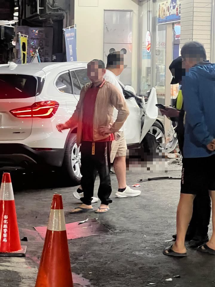 疑競速釀禍！雙B名車失控　他站超商前...