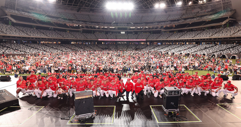 味全龍感謝祭　球員與球迷合影 (圖)