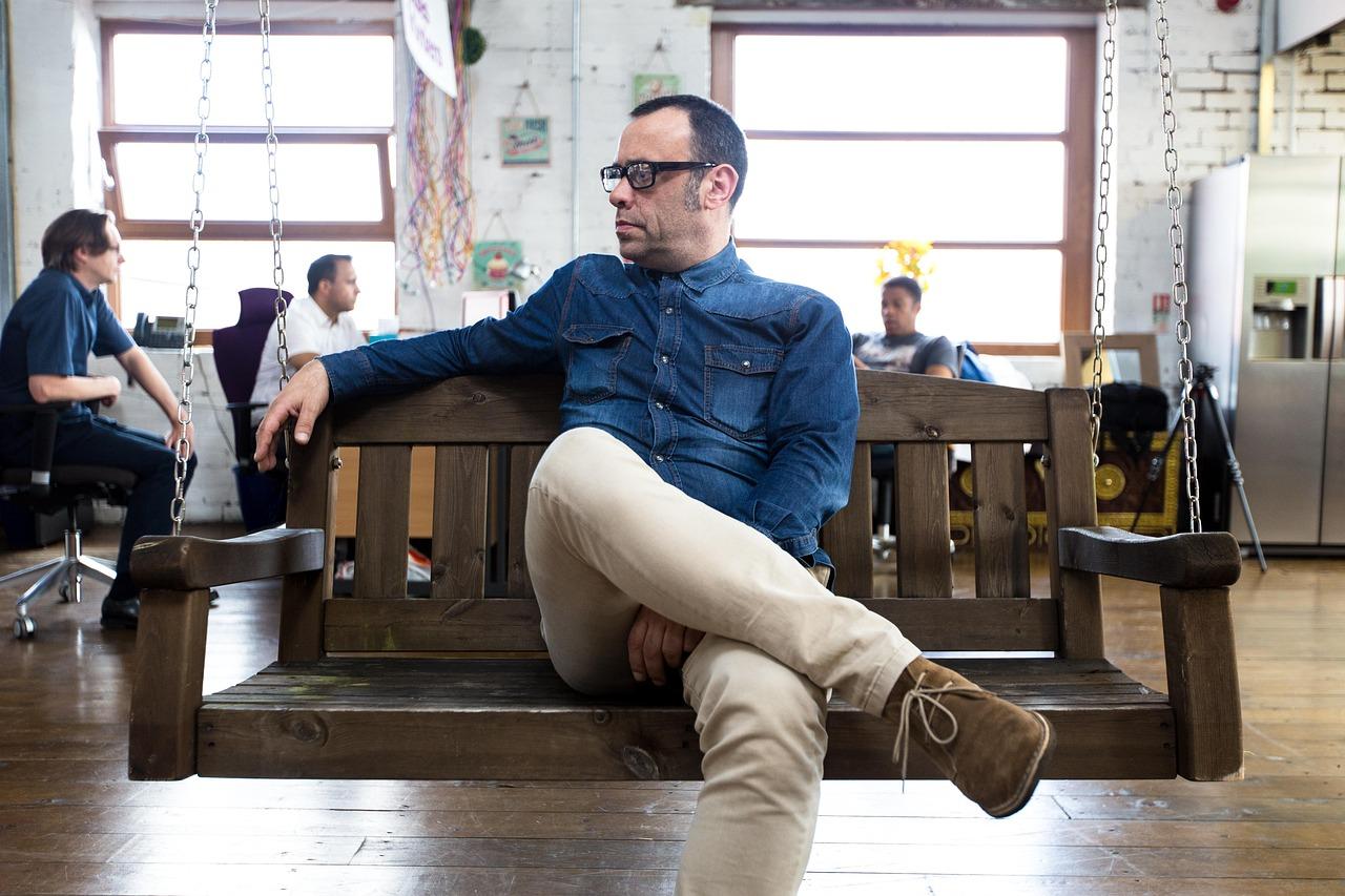 不自覺翹二郎腿？不只是壞習慣　專家揭...