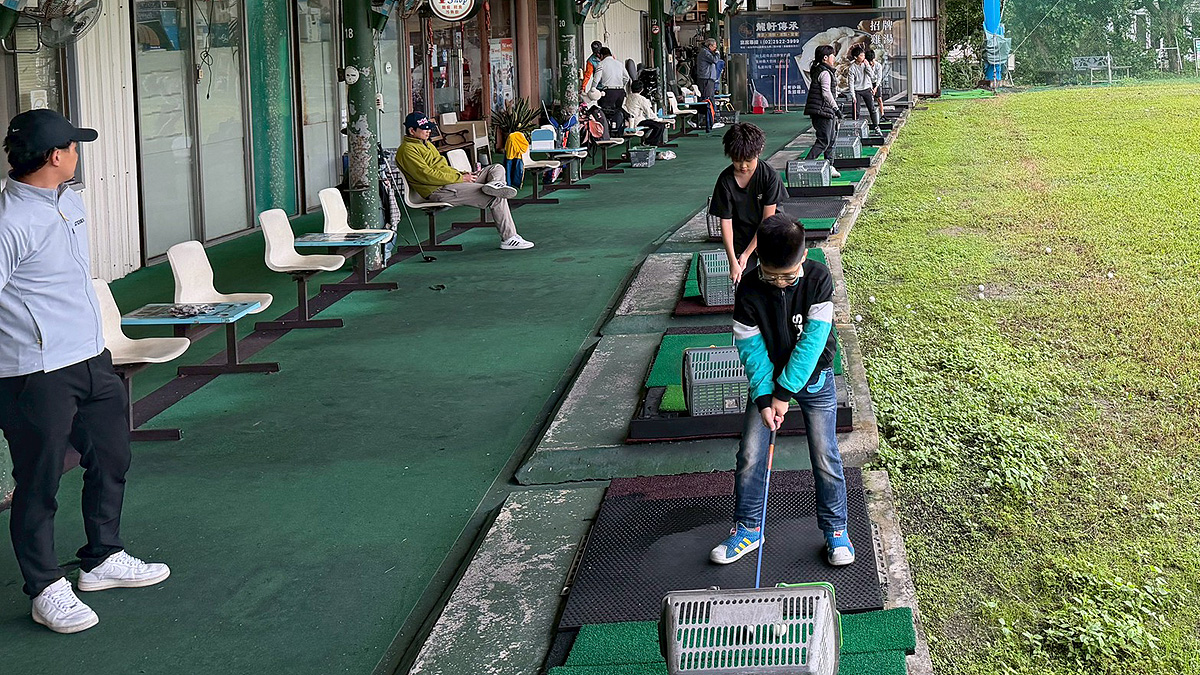 高爾夫》樟樹國小高球社，開心揮出每一桿