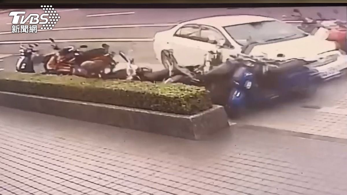 撞倒單車男再撞20輛汽機車！　7旬伯...