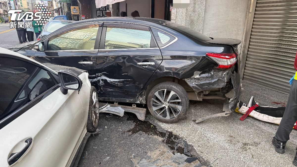 驚險！小客車突往前衝撞　買菜婦「倒地...