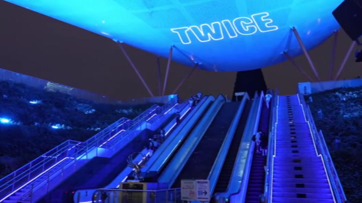 TWICE「獻聲」高雄捷運甜喊：等等...