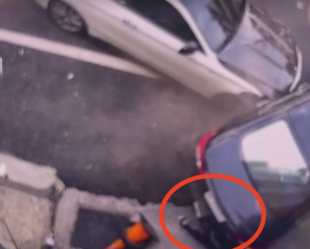 剛開車門放菜…賓士車「砲彈式」撞擊　69歲嬤「慘被壓車底」驚悚畫面曝