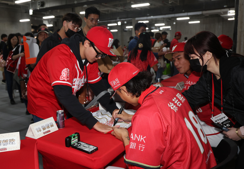 味全龍舉辦感謝祭　球員簽名會（1） ...