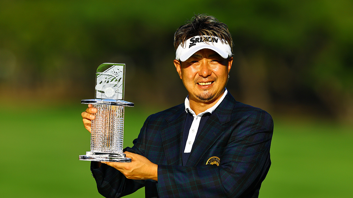 高爾夫》塚田陽亮笑捧鳳凰盃，吳佳晏大...