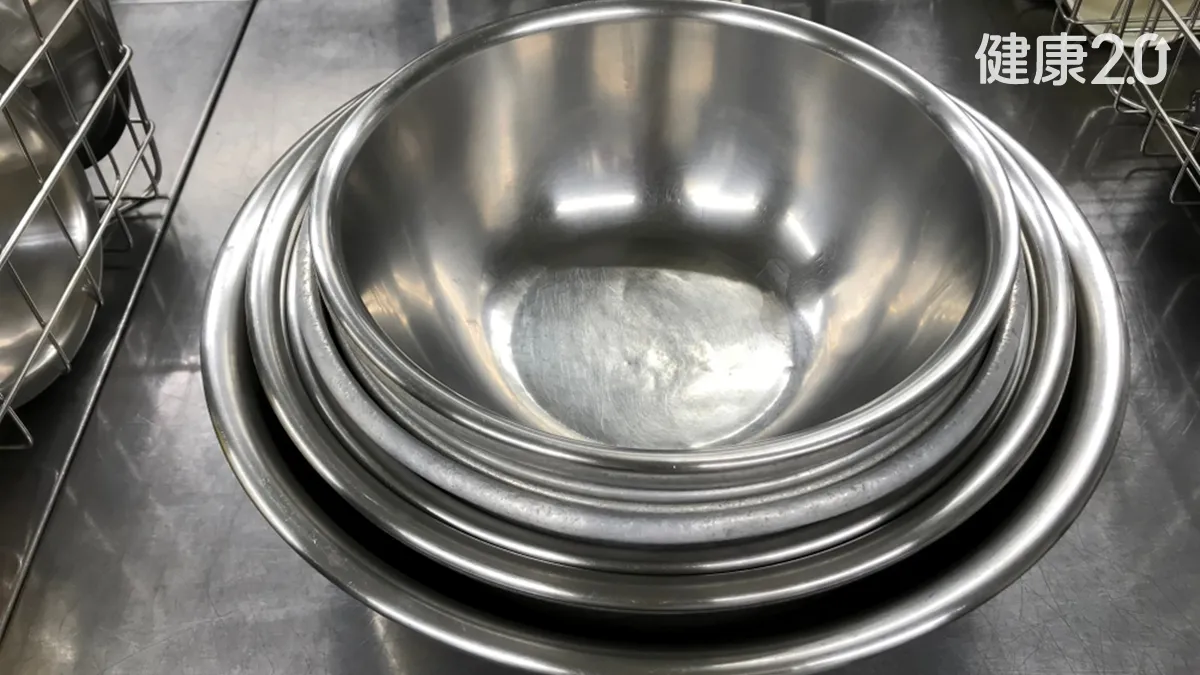 新買的不鏽鋼餐具竟滲黑油洗不乾淨！專家授3招徹底除油汙