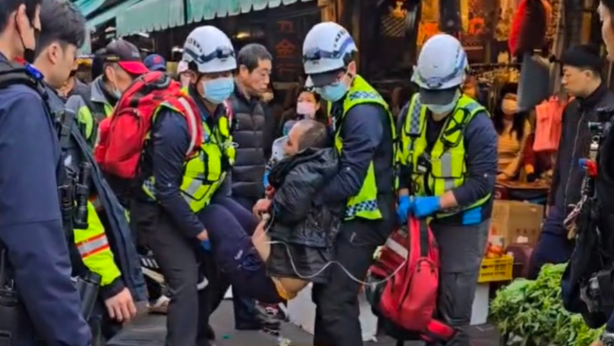 苗栗狂男市場揮刀「隨機砍頭」 警轟2槍擊倒、民眾也中彈