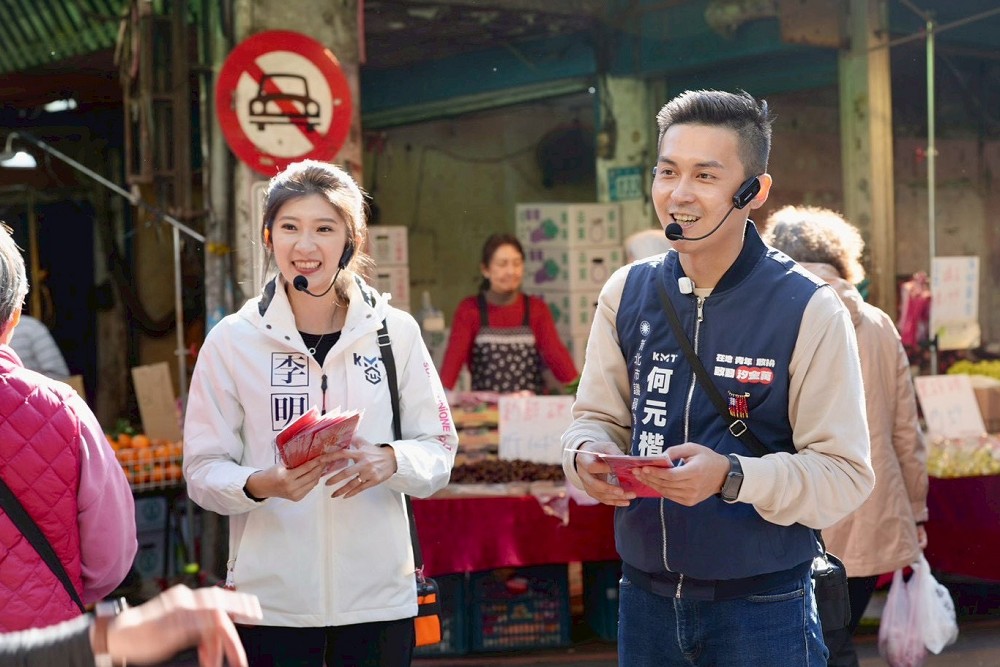 何元楷偕李明璇市場發春聯　民眾知蔣萬...