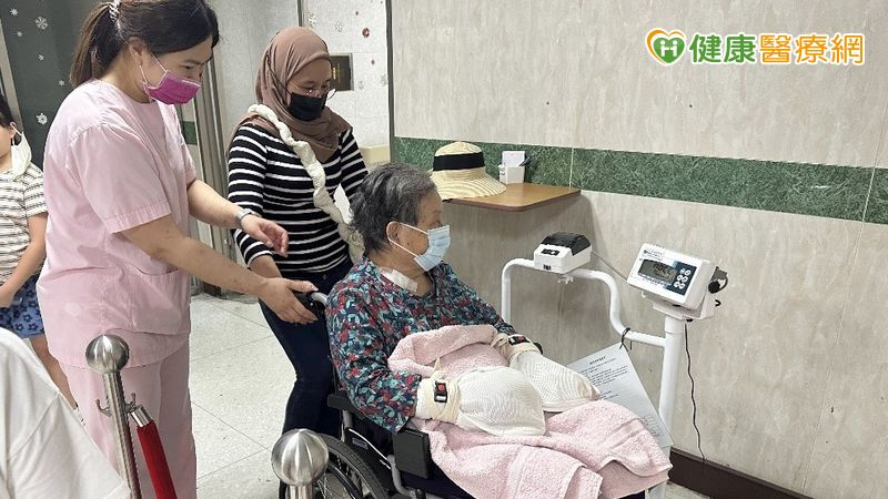 越洋陪診：當父母獨自回診　海外子女聽...